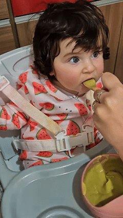 Bebê comendo feliz